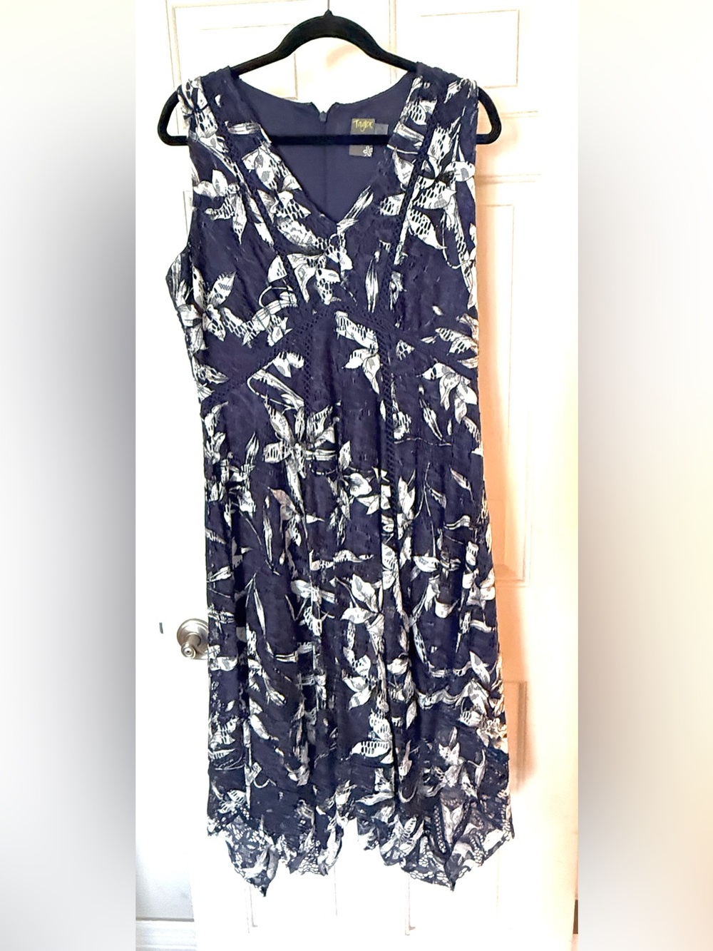 Taylor Dresses Sleeveless Navy & White Floral V-Neck Asymmetrical Shark Bite Hem